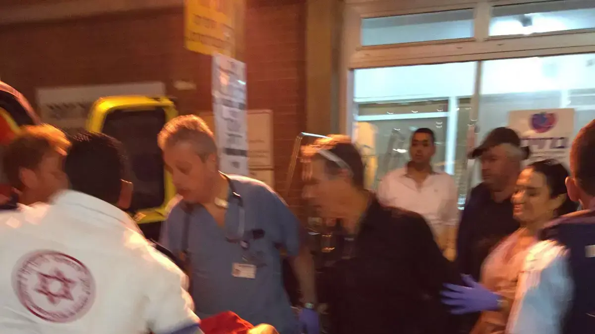 פצועים מהאירוע החשוד כפיגוע דקירה בקריית גת מפונים לבית החולים ברזילי באשקלון. 21 בנובמבר 2015. פצועים מהאירוע החשוד כפיגוע דקירה בקריית גת מפונים לבית החולים ברזילי באשקלון. 21 בנובמבר 2015.