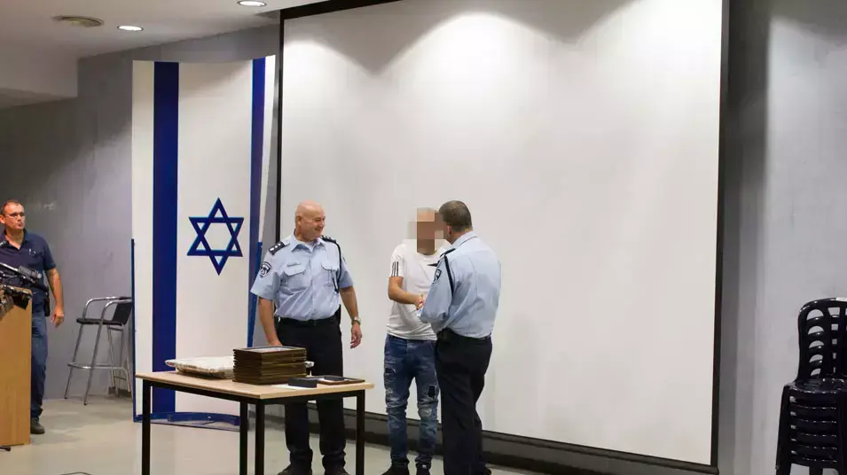 סוכן סמוי מוסלמי הפליל מפרי סדר ומיידי בקבוקי תבערה ואבנים ביפו, 22 בנובמבר 2015 סוכן סמוי מוסלמי הפליל מפרי סדר ומיידי בקבוקי תבערה ואבנים ביפו, 22 בנובמבר 2015