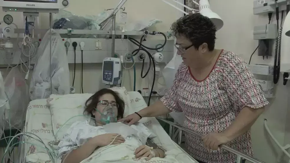 ליאם יוטקו, שנפצעה בפיגוע בקריית גת, מאושפזת בבית החולים ברזילי. נובמבר 2015 ליאם יוטקו, שנפצעה בפיגוע בקריית גת, מאושפזת בבית החולים ברזילי. נובמבר 2015