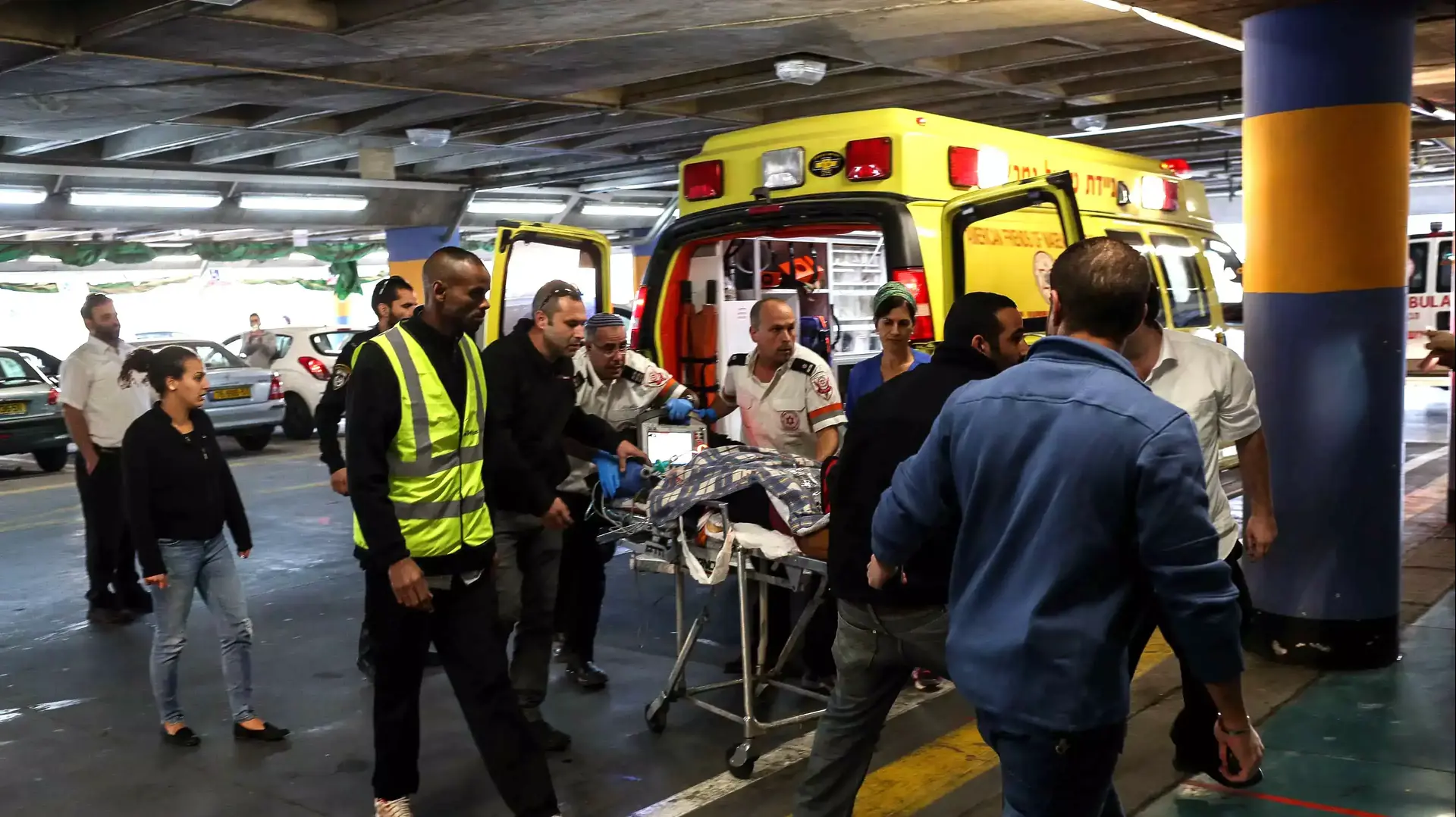 הגעת הפצועה מפיגוע הדקירה בצומת גוש עציון לבית חולים שערי צדק, 22 בנובמבר 2015 הגעת הפצועה מפיגוע הדקירה בצומת גוש עציון לבית חולים שערי צדק, 22 בנובמבר 2015