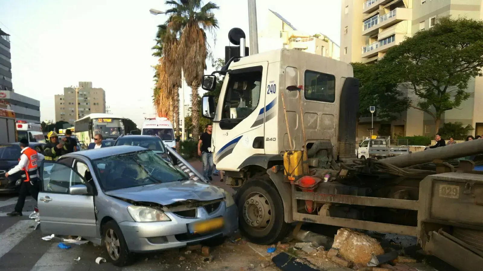 תאונת דרכים בין משאית לרכב בשדרות הרצל באשדוד, 22 בנובמבר 2015 תאונת דרכים בין משאית לרכב בשדרות הרצל באשדוד, 22 בנובמבר 2015