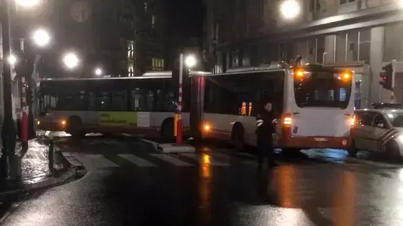 המשטרה בבריסל חוסמת את אחד הרחובות באמצעות אוטובוס, נובמבר 2015 המשטרה בבריסל חוסמת את אחד הרחובות באמצעות אוטובוס, נובמבר 2015