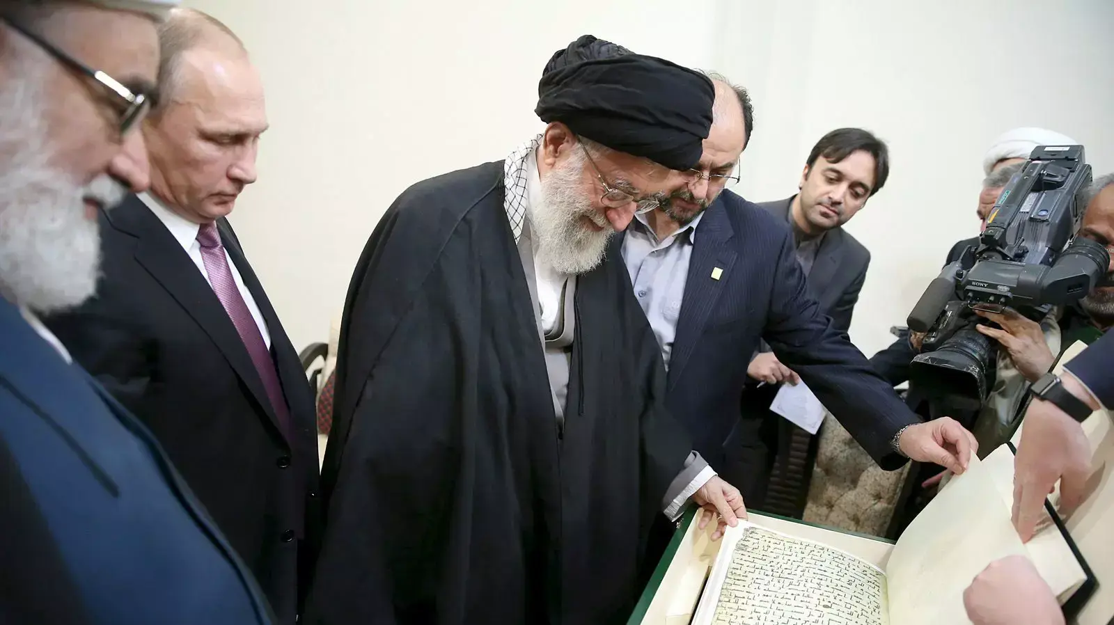 המנהיג העליון עלי חמינאי מקבל מתנה מנשיא רוסיה ולדימיר פוטין במהלך ביקורו בטהראן, 23 בנובמבר 2015 המנהיג העליון עלי חמינאי מקבל מתנה מנשיא רוסיה ולדימיר פוטין במהלך ביקורו בטהראן, 23 בנובמבר 2015