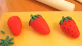 מכינים תותים (עוגתית)