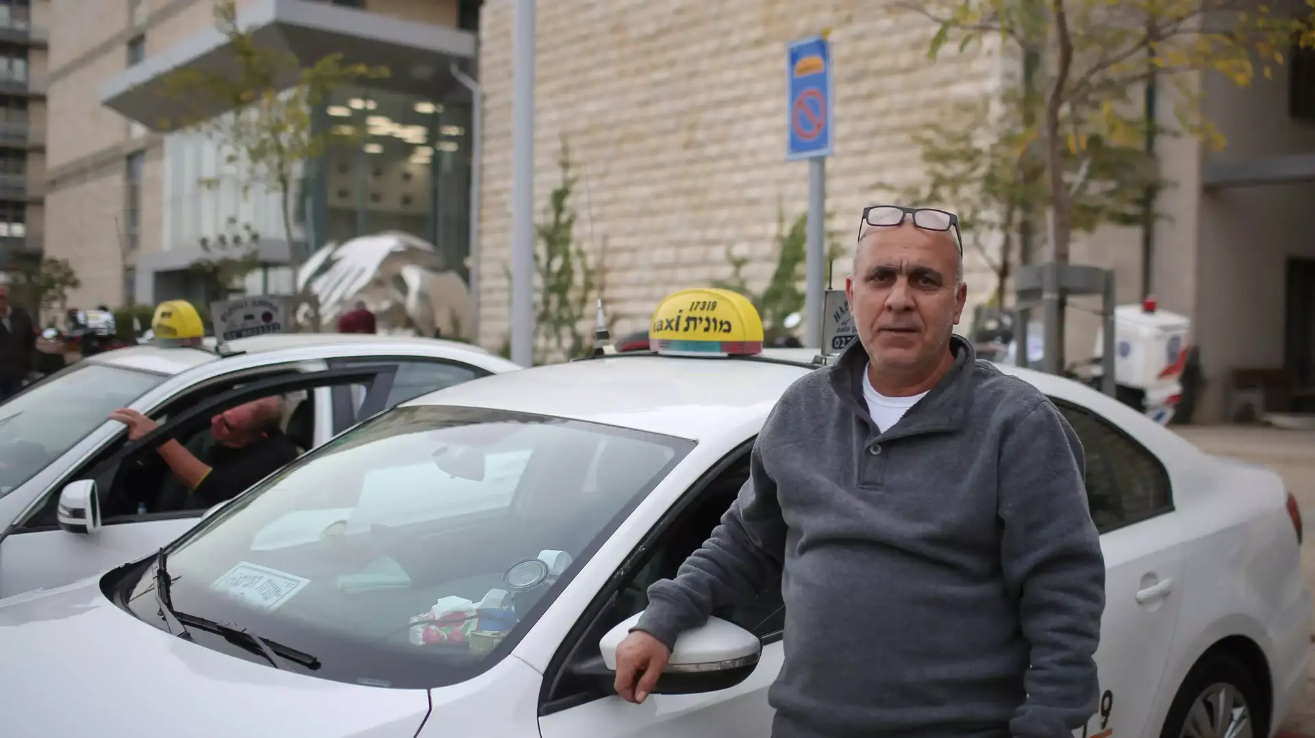 נהג מונית יהודי בירושלים, הדואג כי יחשבו שהוא ערבי לאור המצב הבטחוני. נובמבר 2015 נהג מונית יהודי בירושלים, הדואג כי יחשבו שהוא ערבי לאור המצב הבטחוני. נובמבר 2015