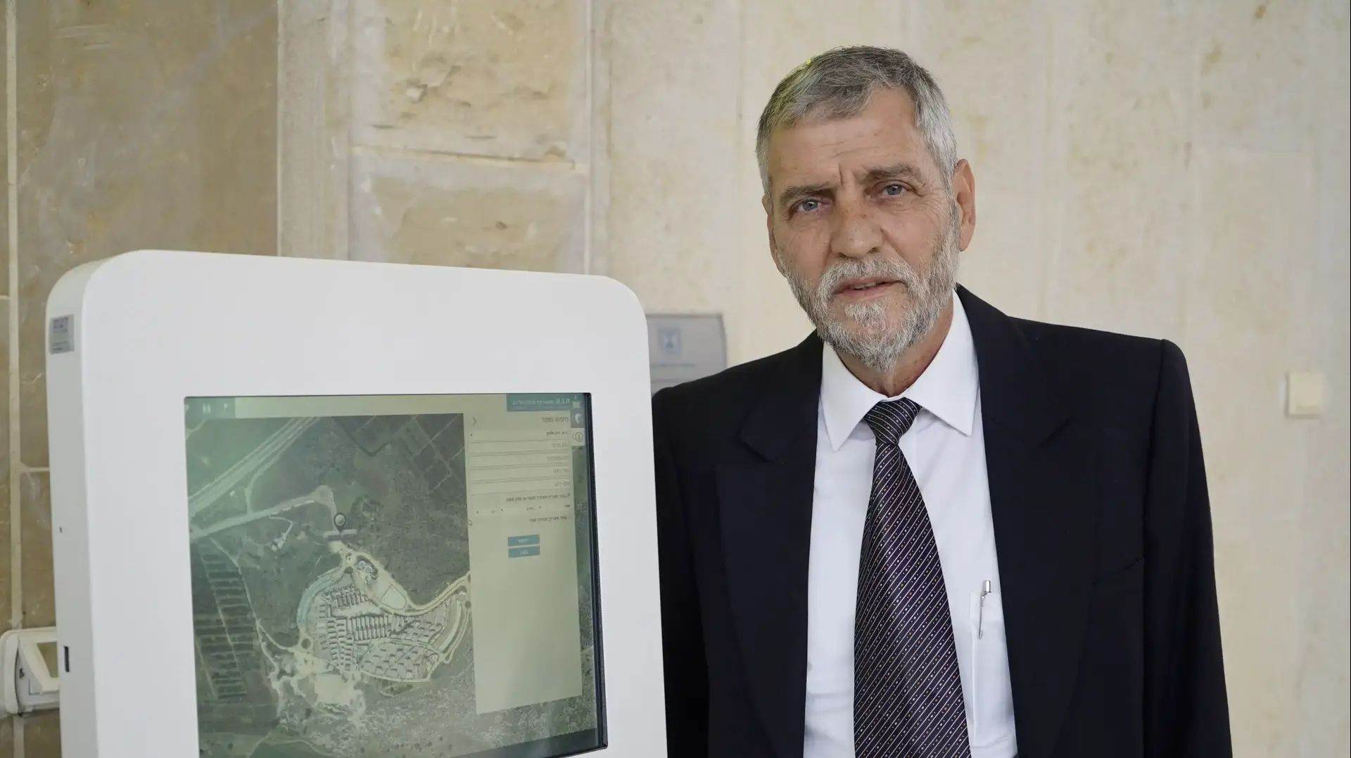 אריה פרג'ון, יו"ר מועצת בית העלמין תל רגב, בטקס הצגת מערכת ניווט לבתי קברות, בית העלמין תל רגב, חיפה. נובמבר 2015 אריה פרג'ון, יו"ר מועצת בית העלמין תל רגב, בטקס הצגת מערכת ניווט לבתי קברות, בית העלמין תל רגב, חיפה. נובמבר 2015