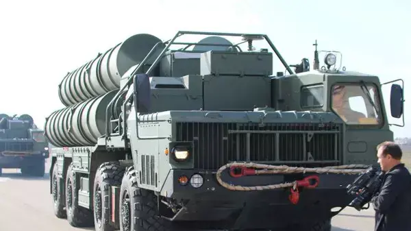 מערכת S-400 בבסיס הרוסי באזור לטקיה, 26 בנובמבר 2015 מערכת S-400 בבסיס הרוסי באזור לטקיה, 26 בנובמבר 2015