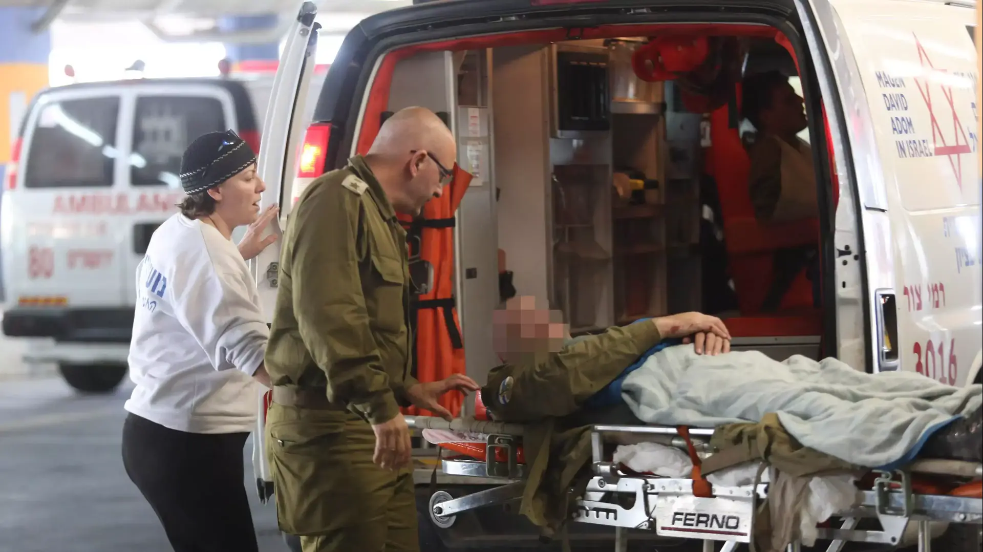 פינוי פצועי פיגוע הדריסה בצומת בית אומר, בית החולים שערי צדק. נובמבר 2015 פינוי פצועי פיגוע הדריסה בצומת בית אומר, בית החולים שערי צדק. נובמבר 2015