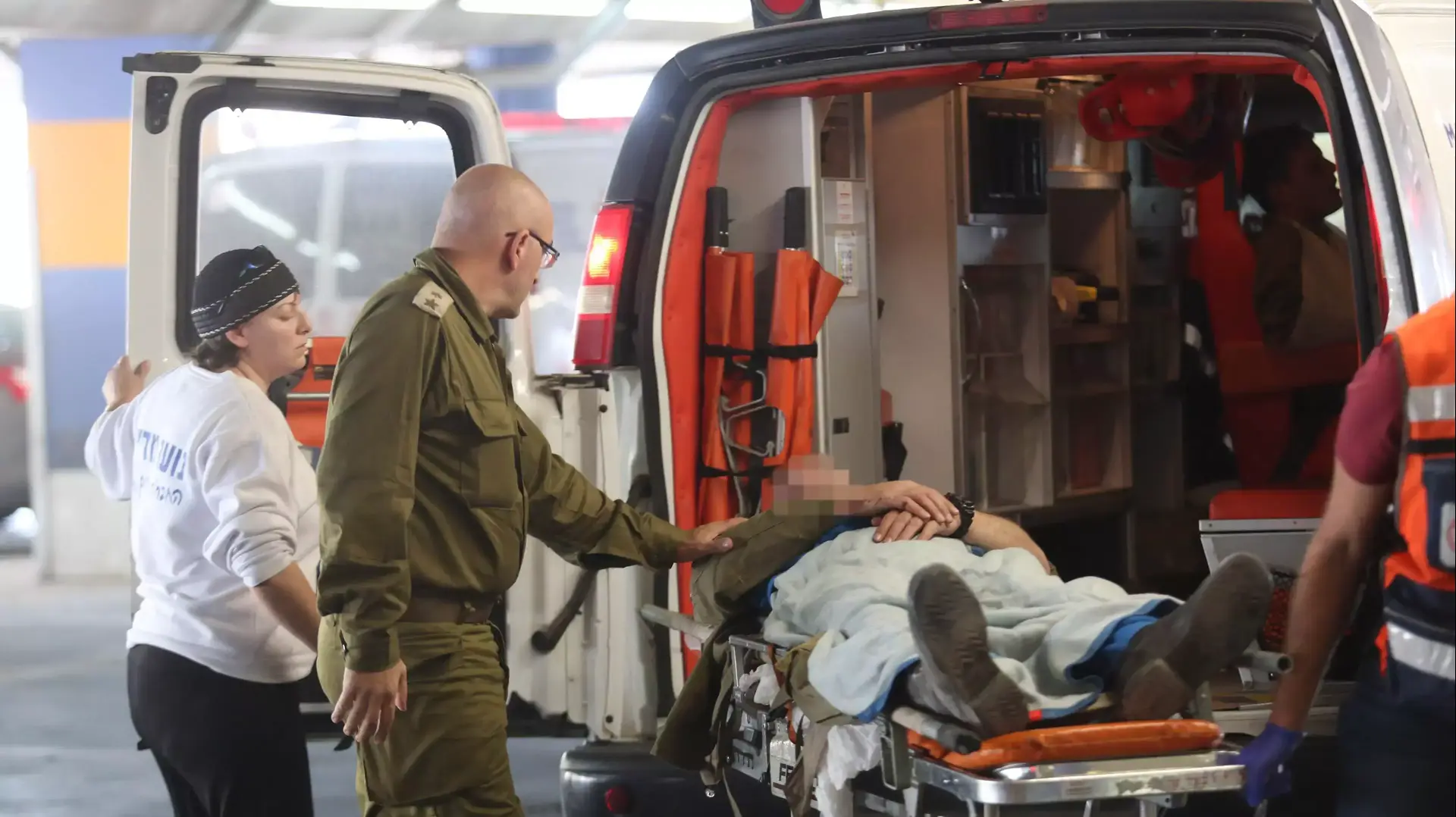 פינוי פצועי פיגוע הדריסה בצומת בית אומר, בית החולים שערי צדק. נובמבר 2015 פינוי פצועי פיגוע הדריסה בצומת בית אומר, בית החולים שערי צדק. נובמבר 2015