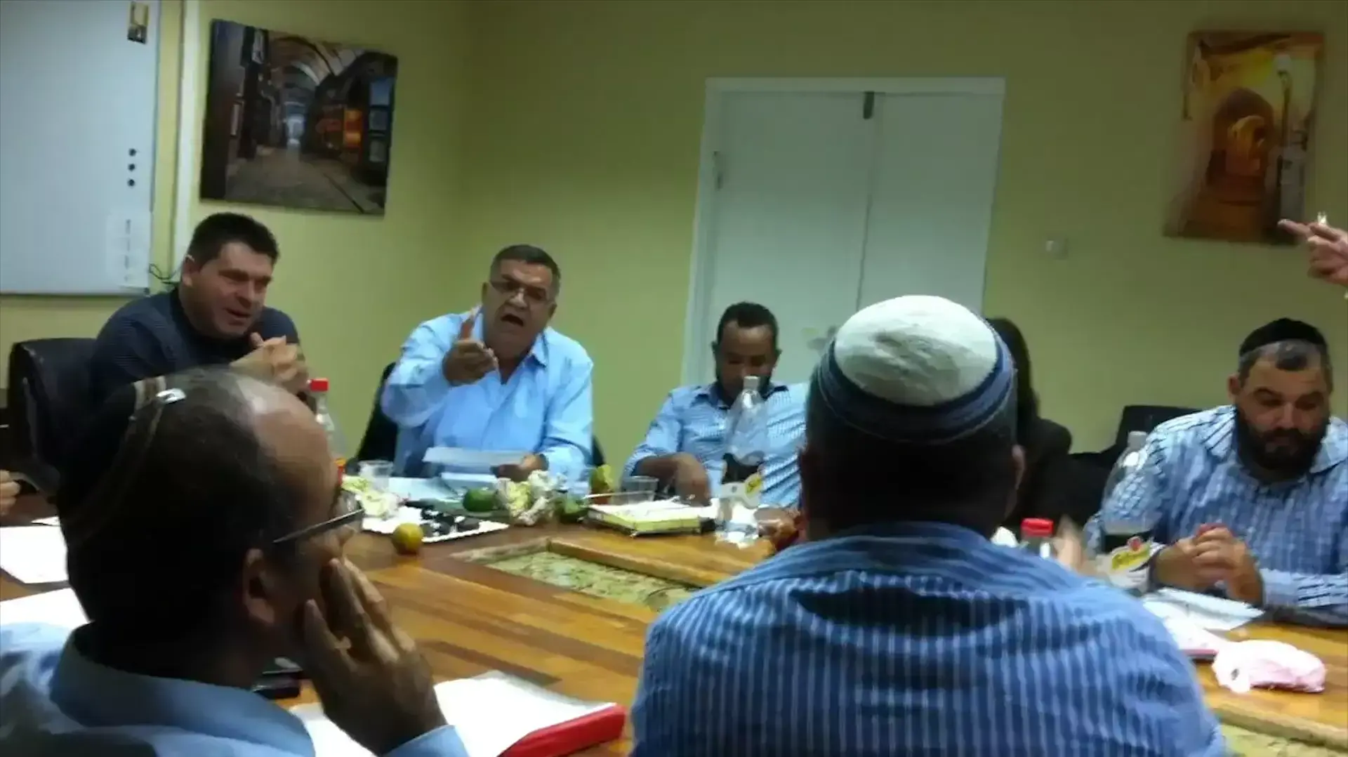 תיעוד: ישיבת עיריית צפת שבה אושר מימון הוצאות משפט לראש העיר