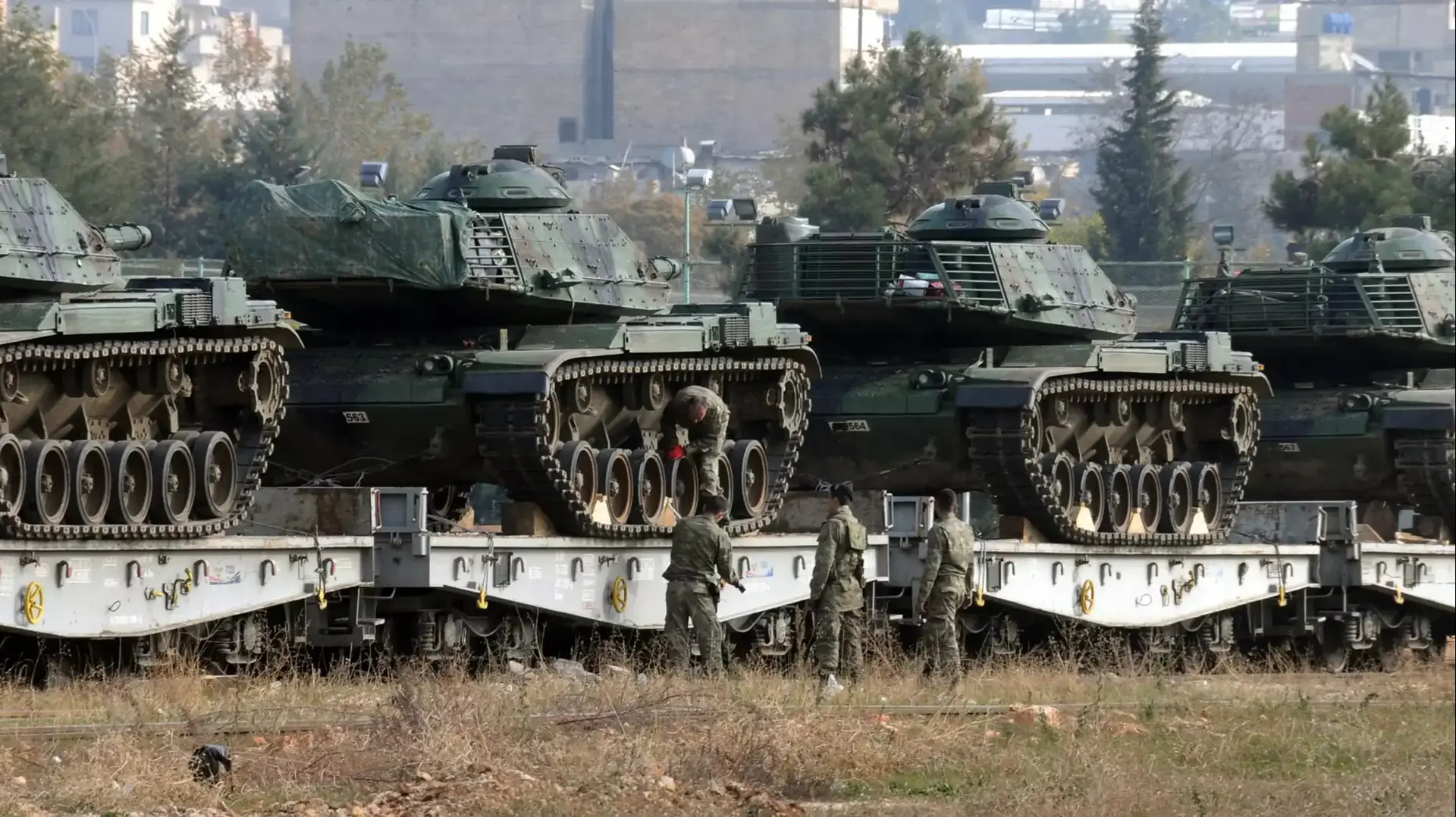 טנקים של צבא טורקיה בדרכם לגבול עם סוריה, נובמבר 2015