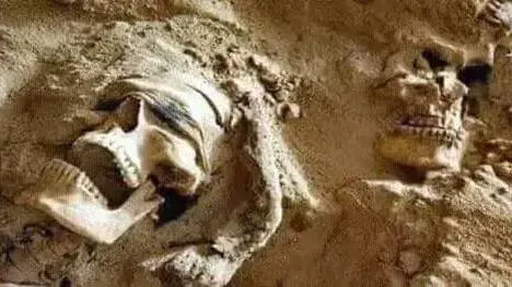 קבר המוני שהתגלה באזור סינג'אר, צפון עיראק, 28 בנובמבר 2015 קבר המוני שהתגלה באזור סינג'אר, צפון עיראק, 28 בנובמבר 2015