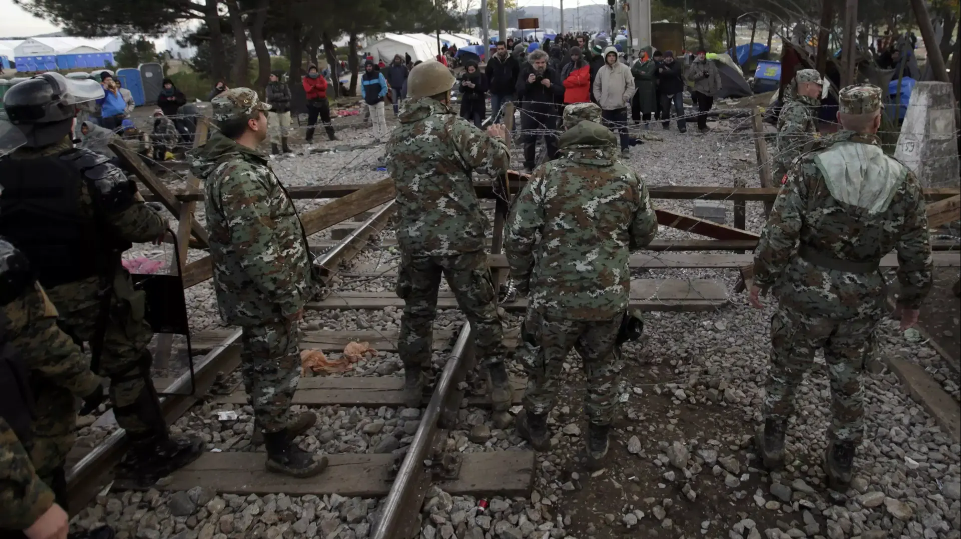 הקמת גדר בגבול בין יוון למקדוניה, 28 בנובמבר 2015 הקמת גדר בגבול בין יוון למקדוניה, 28 בנובמבר 2015