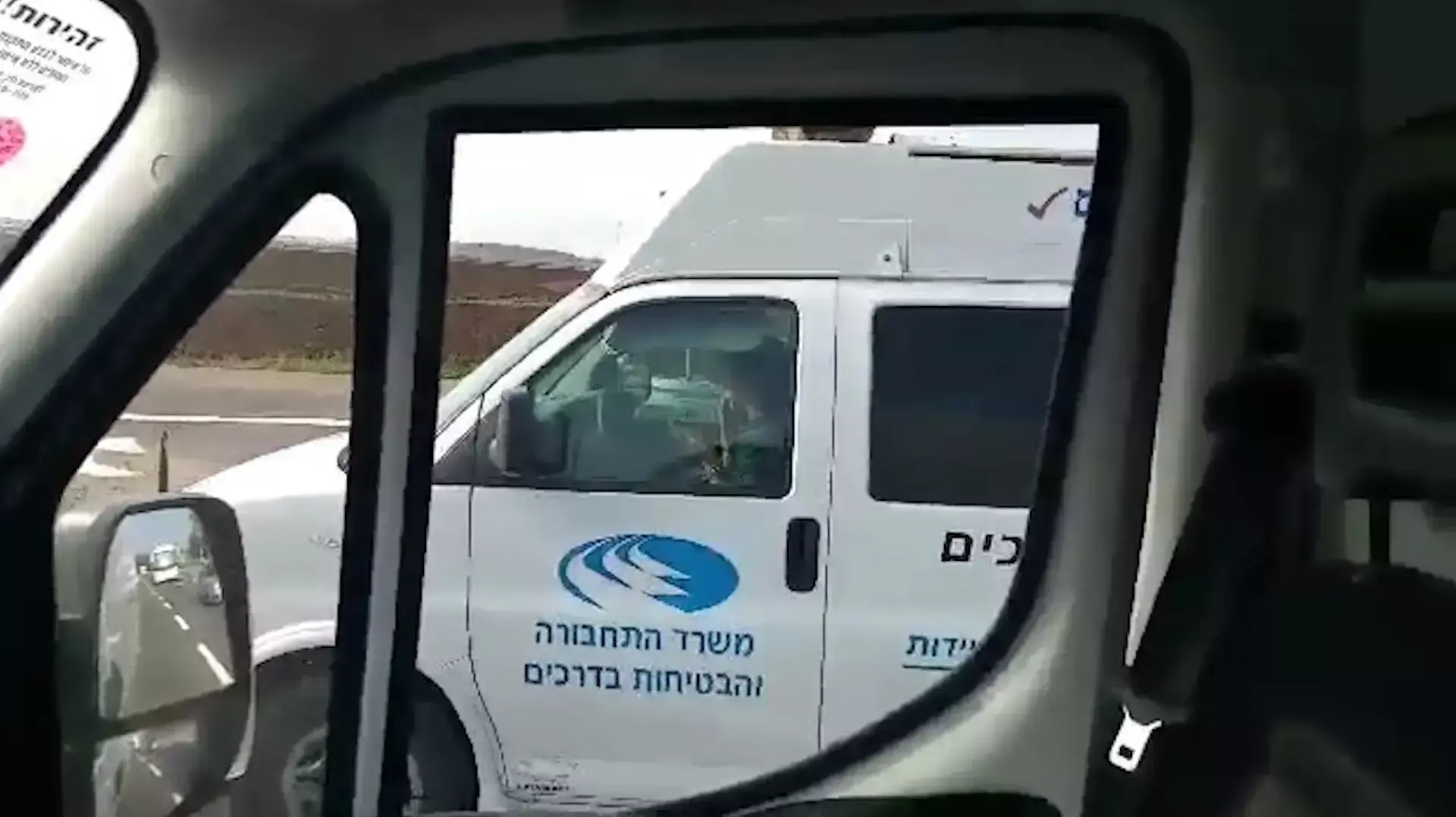 תיעוד: נוהג בניידת של משרד התחבורה - ומדבר בטלפון