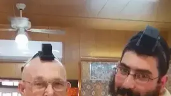 אריה גיצין עלה לתורה, לראשונה בחייו, בגיל 65. נובמבר 2015 אריה גיצין עלה לתורה, לראשונה בחייו, בגיל 65. נובמבר 2015