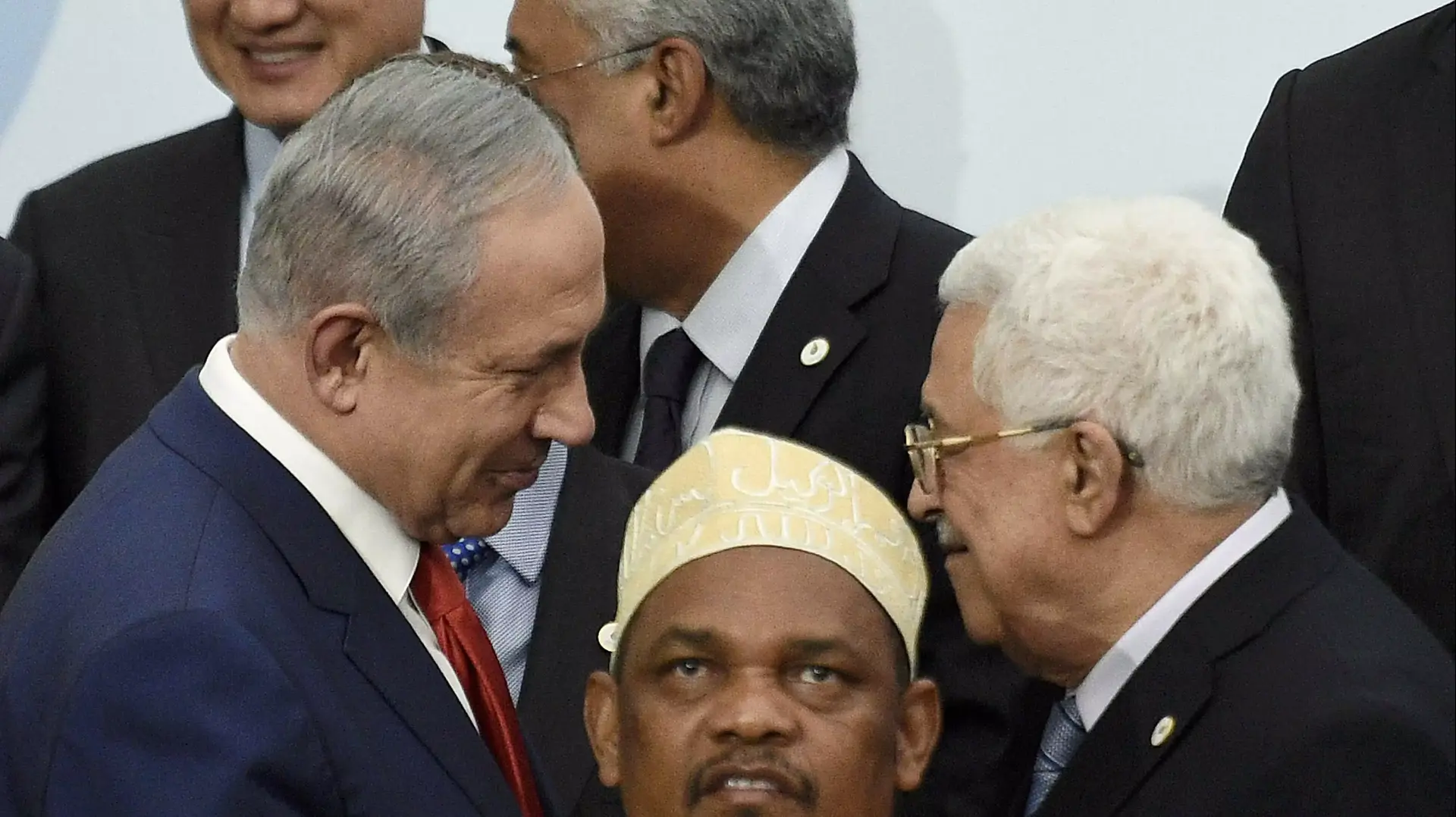 ראש הממשלה בנימין נתניהו לוחץ יד ליו"ר הרשות הפלסטינית אבו מאזן בוועידת האקלים בפריז, נובמבר 2015 ראש הממשלה בנימין נתניהו לוחץ יד ליו"ר הרשות הפלסטינית אבו מאזן בוועידת האקלים בפריז, נובמבר 2015