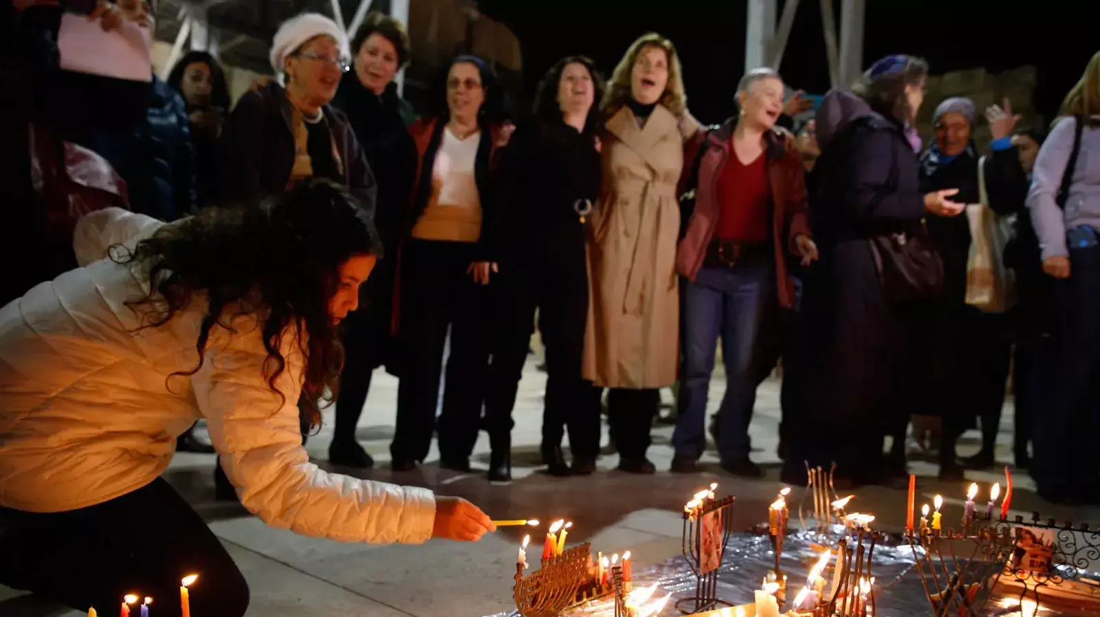 הדלקת נרות חנוכה בטקס הבלתי רשמי שיזמו נשות הכותל בעזרת הנשים בכותל, דצמבר 2014