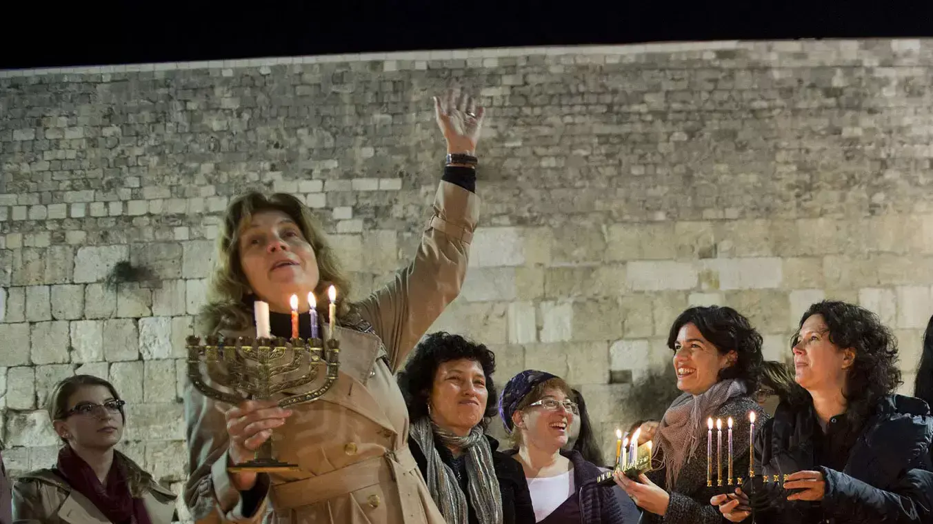 הדלקת נרות חנוכה בטקס הבלתי רשמי שיזמו נשות הכותל בעזרת הנשים בכותל, דצמבר 2014 הדלקת נרות חנוכה בטקס הבלתי רשמי שיזמו נשות הכותל בעזרת הנשים בכותל, דצמבר 2014