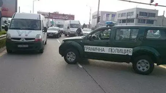 כוחות ביטחון בולגריים מחוץ לשדה התעופה בסופיה, 1 בדצמבר 2015
