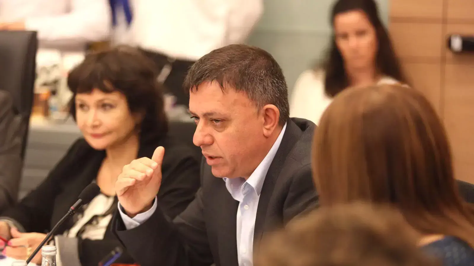 השר לאיכות הסביבה, אבי גבאי, בוועדת הכלכלה בנושא אישור מתווה הגז, נובמבר 2015