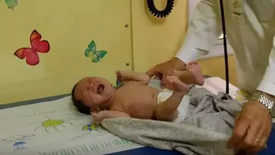 רופא ילדים מראה כיצד להרגיע תנוק בוכה רופא ילדים מראה כיצד להרגיע תנוק בוכה