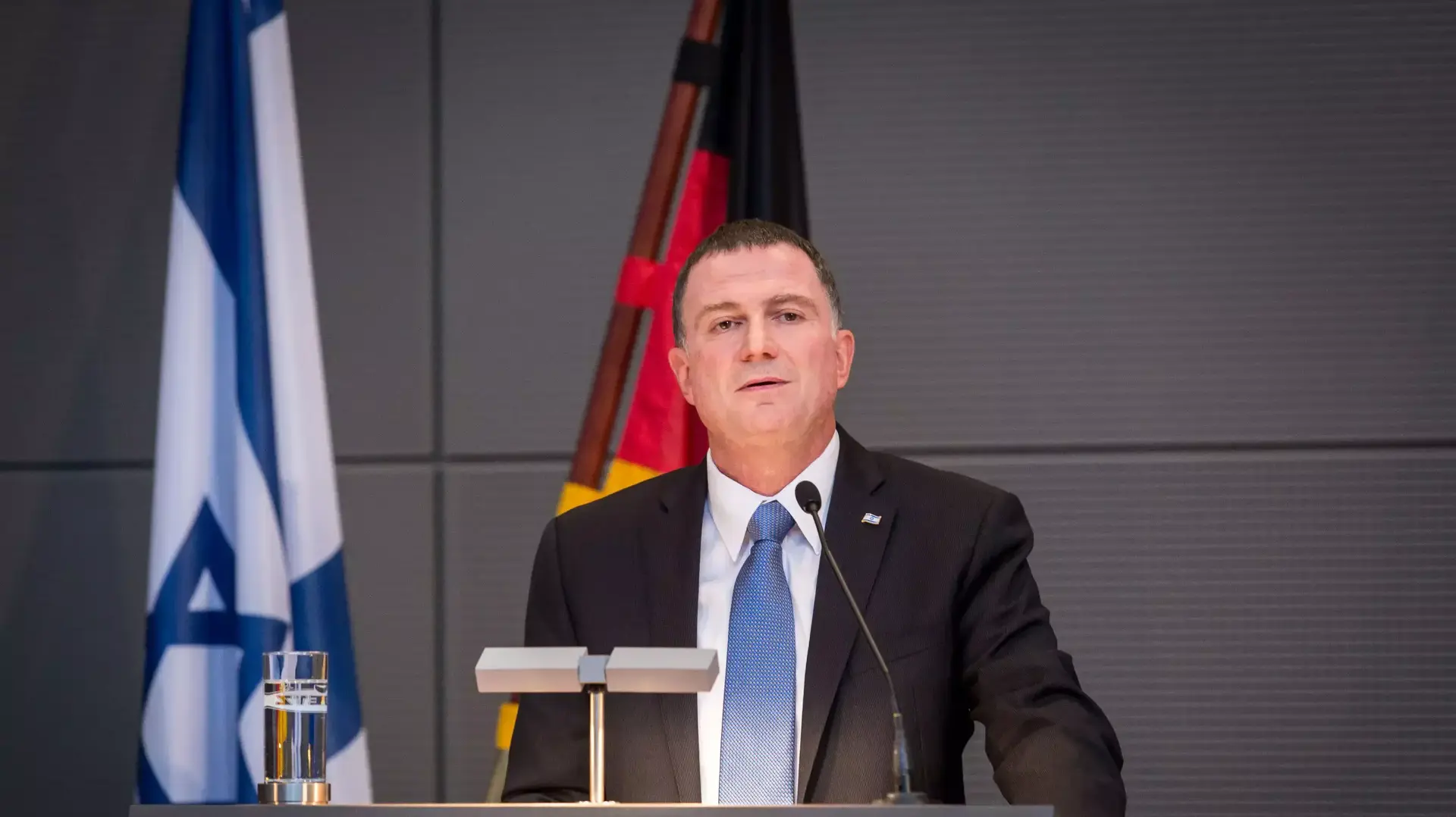 יו"ר הכנסת יולי אדלשטיין בפתיחת תערוכה של אמנים ישראלים בבונדסטאג, גרמניה. 2 בדצמבר 2015 יו"ר הכנסת יולי אדלשטיין בפתיחת תערוכה של אמנים ישראלים בבונדסטאג, גרמניה. 2 בדצמבר 2015