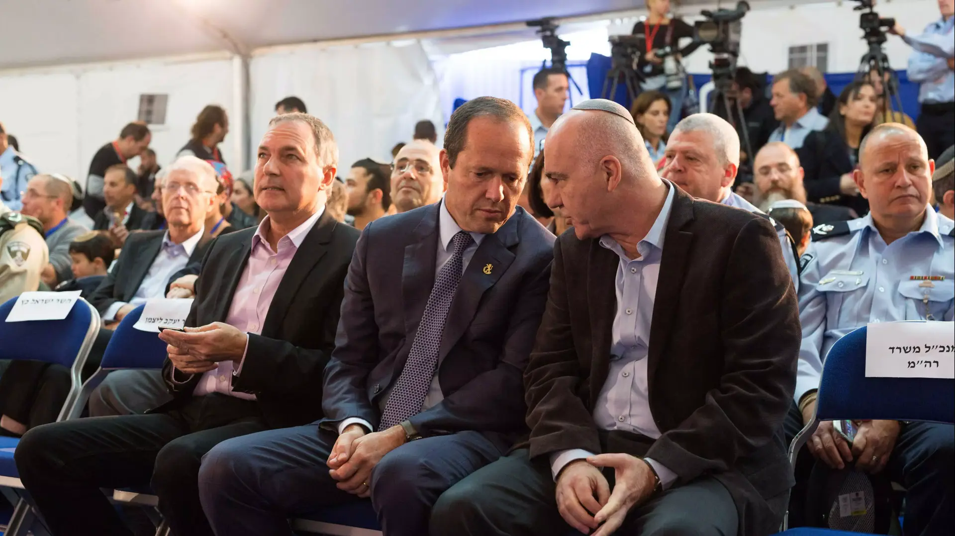 המפכ"ל לשעבר יוחנן דנינו, ראש עיריית ירושלים, ניר ברקת ויורם כהן, ראש השב"כ בטקס מינוי מפכ"ל המשטרה, רוני אלשיך, במשרד ראש הממשלה בירושלים 03 דצמבר 2015 המפכ"ל לשעבר יוחנן דנינו, ראש עיריית ירושלים, ניר ברקת ויורם כהן, ראש השב"כ בטקס מינוי מפכ"ל המשטרה, רוני אלשיך, במשרד ראש הממשלה בירושלים 03 דצמבר 2015