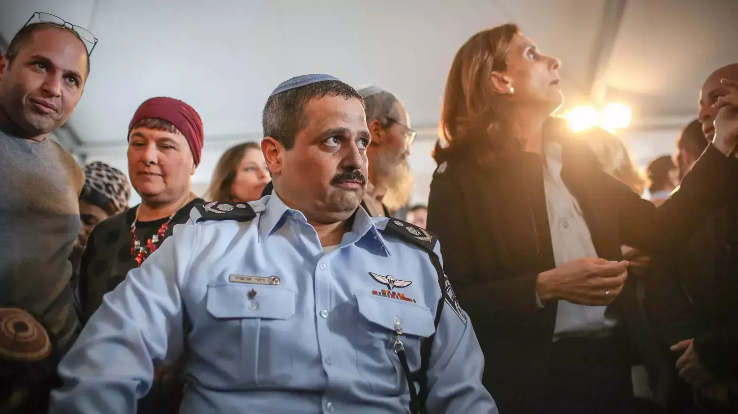 רב ניצב רוני אלשיך עם נכדיו בטקס מינויו למפכ"ל המשטרה, 03 דצמבר 2015 רב ניצב רוני אלשיך עם נכדיו בטקס מינויו למפכ"ל המשטרה, 03 דצמבר 2015