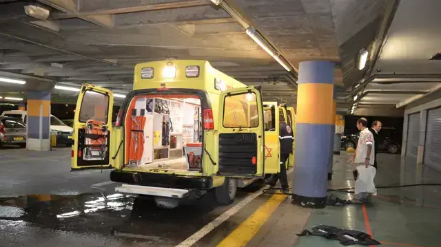 אמבולנס, מיון בית חולים שערי צדק, 3 בדצמבר 2015 אמבולנס, מיון בית חולים שערי צדק, 3 בדצמבר 2015