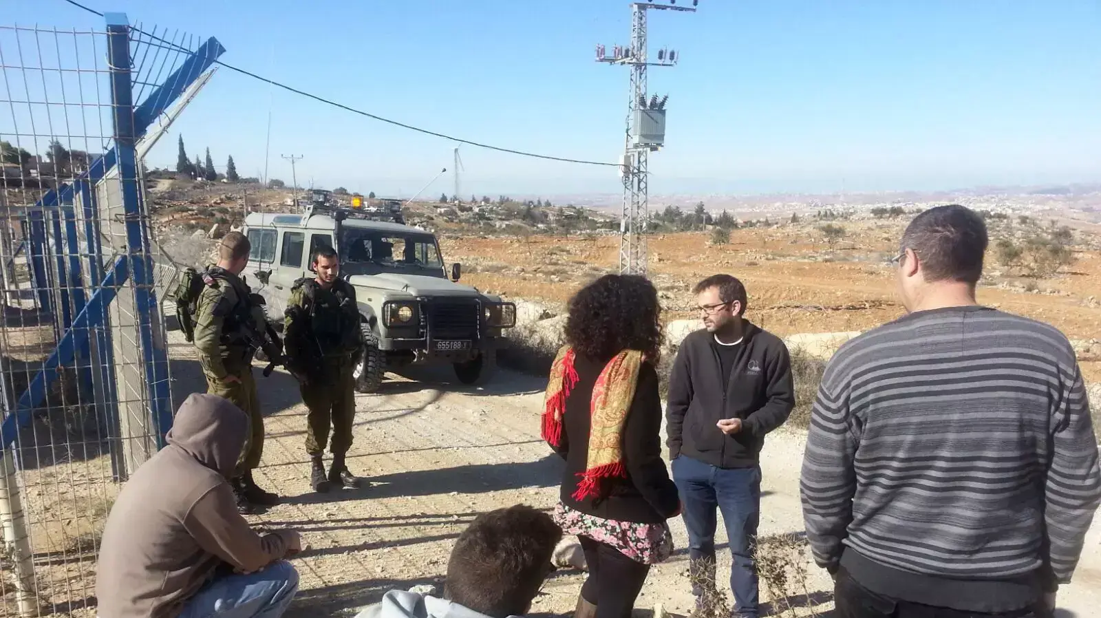 מתנחל חסם סיור של שוברים שתיקה בדרום הר חברון מתנחל חסם סיור של שוברים שתיקה בדרום הר חברון