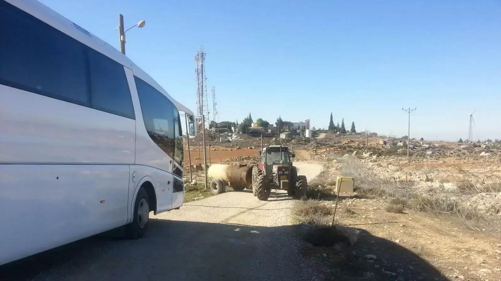 מתנחל חסם סיור של שוברים שתיקה בדרום הר חברון מתנחל חסם סיור של שוברים שתיקה בדרום הר חברון