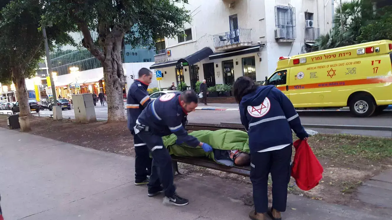 אנשי מד"א מעניקים מעילים לדרי רחוב בתל אביב לקראת גל הקור. 4 בדצמבר 2015. אנשי מד"א מעניקים מעילים לדרי רחוב בתל אביב לקראת גל הקור. 4 בדצמבר 2015.