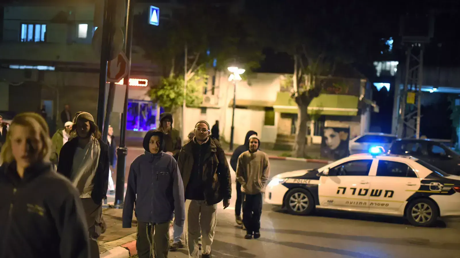 מאות פעילי ימין הפגינו מול תחנת משטרת פתח תקווה במחאה על אחזקת החשודים בטרור היהודי, 05 בדצמבר 2015