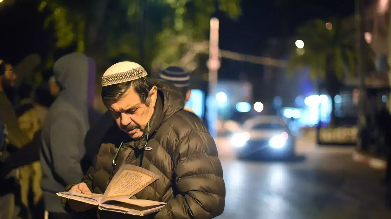 מאות פעילי ימין הפגינו מול תחנת משטרת פתח תקווה במחאה על אחזקת החשודים בטרור היהודי, 05 בדצמבר 2015 מאות פעילי ימין הפגינו מול תחנת משטרת פתח תקווה במחאה על אחזקת החשודים בטרור היהודי, 05 בדצמבר 2015