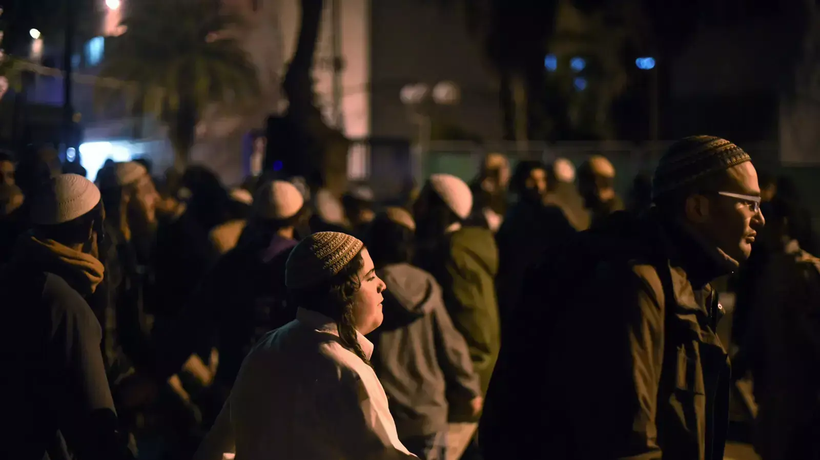 מאות פעילי ימין הפגינו מול תחנת משטרת פתח תקווה במחאה על אחזקת החשודים בטרור היהודי, 05 בדצמבר 2015 מאות פעילי ימין הפגינו מול תחנת משטרת פתח תקווה במחאה על אחזקת החשודים בטרור היהודי, 05 בדצמבר 2015