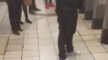 נוסע ברכבת התחתית בלונדון שיסף את גרונו של נוסע אחר, 5 בדצמבר 2015