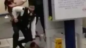 נוסע ברכבת התחתית בלונדון שיסף את גרונו של נוסע אחר, 5 בדצמבר 2015
