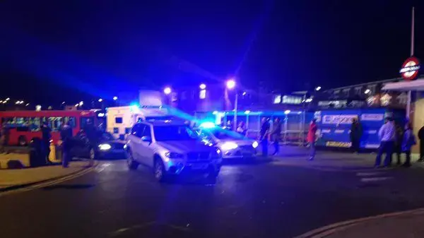 נוסע ברכבת התחתית בלונדון שיסף את גרונו של נוסע אחר, 5 בדצמבר 2015