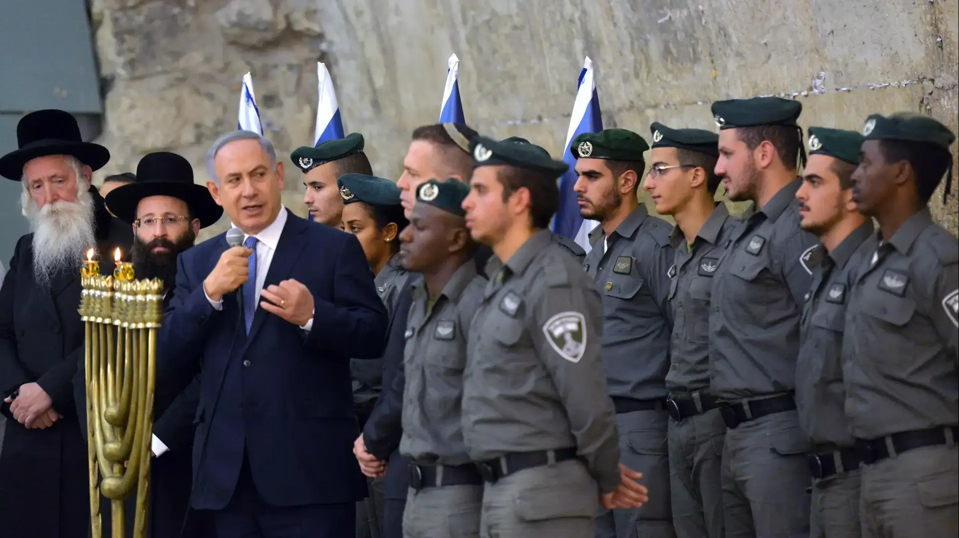 ראש הממשלה בנימין נתניהו בהדלקת נר ראשון של חנוכה על לוחמי משמר הגבול בכותל המערבי. דצמבר 2015