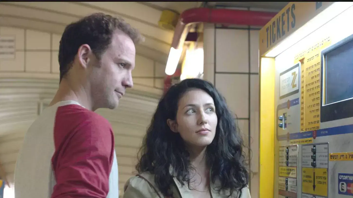 שרון טל ואיתי טיראן מתוך הסרט "היורד למעלה"