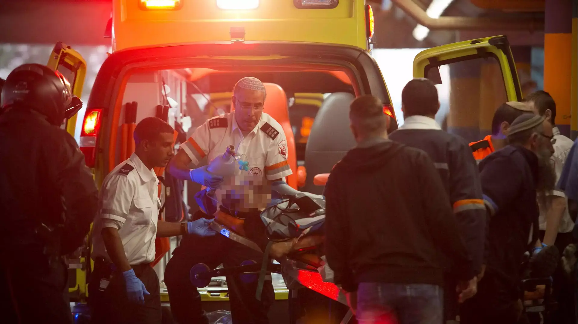 פצוע קשה מפיגוע הדקירה ליד מערת המכפלה בחברון, בי"ח שערי צדק. 7 בדצמבר 2015 פצוע קשה מפיגוע הדקירה ליד מערת המכפלה בחברון, בי"ח שערי צדק. 7 בדצמבר 2015