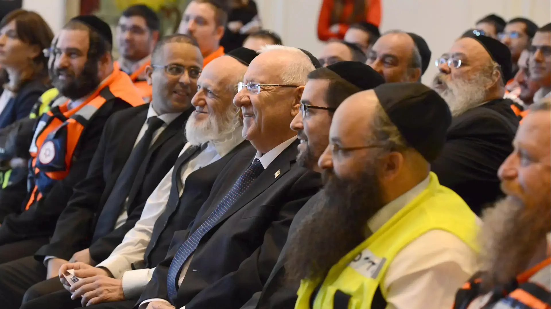נשיא המדינה ראובן ריבלין מדליק נר שני של חנוכה עם נציגי ארגוני כוחות ההצלה. 7 בדצמבר 2015 נשיא המדינה ראובן ריבלין מדליק נר שני של חנוכה עם נציגי ארגוני כוחות ההצלה. 7 בדצמבר 2015