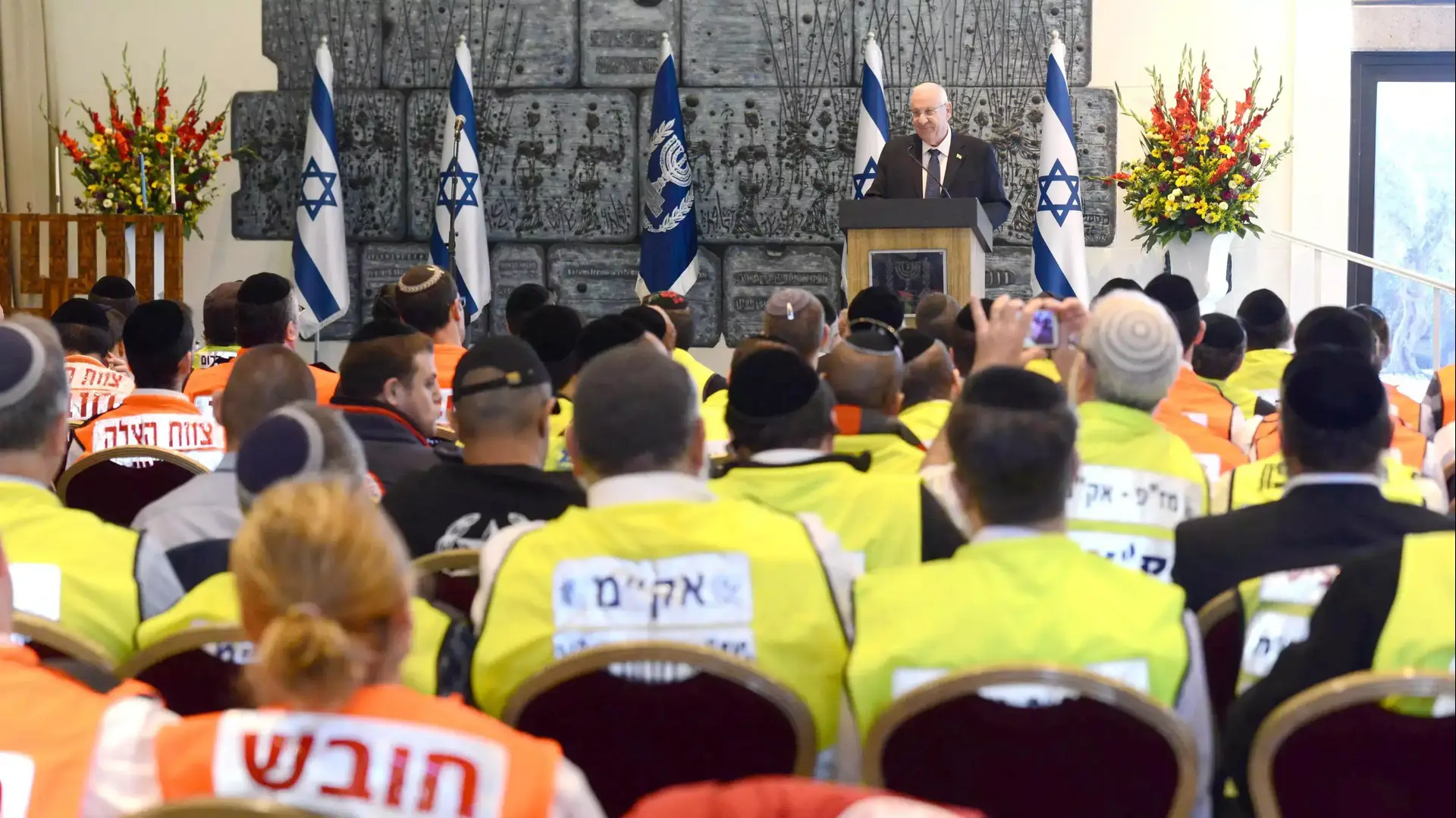 נשיא המדינה ראובן ריבלין מדליק נר שני של חנוכה עם נציגי ארגוני כוחות ההצלה. 7 בדצמבר 2015 נשיא המדינה ראובן ריבלין מדליק נר שני של חנוכה עם נציגי ארגוני כוחות ההצלה. 7 בדצמבר 2015