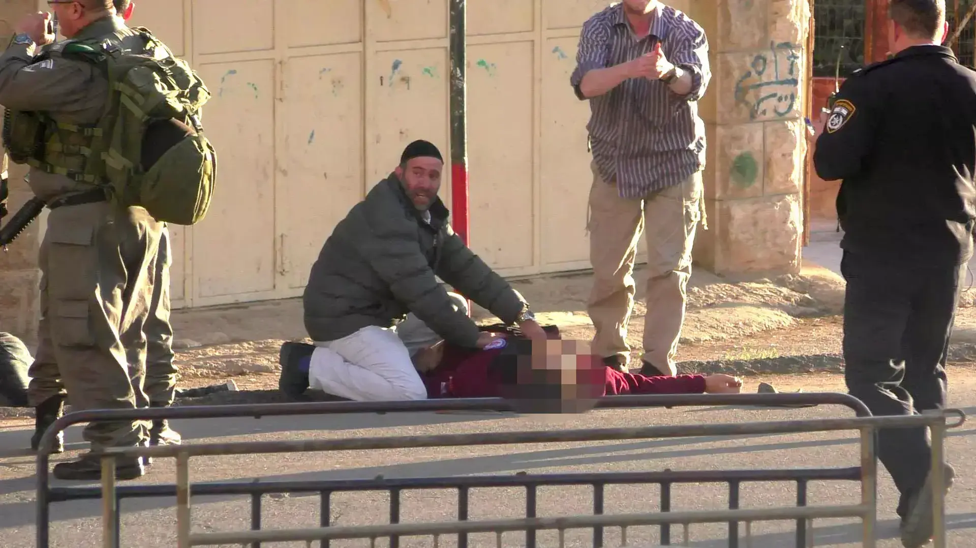 זירת פיגוע הדקירה ליד מערת המכפלה. 7 בדצמבר 2015 זירת פיגוע הדקירה ליד מערת המכפלה. 7 בדצמבר 2015