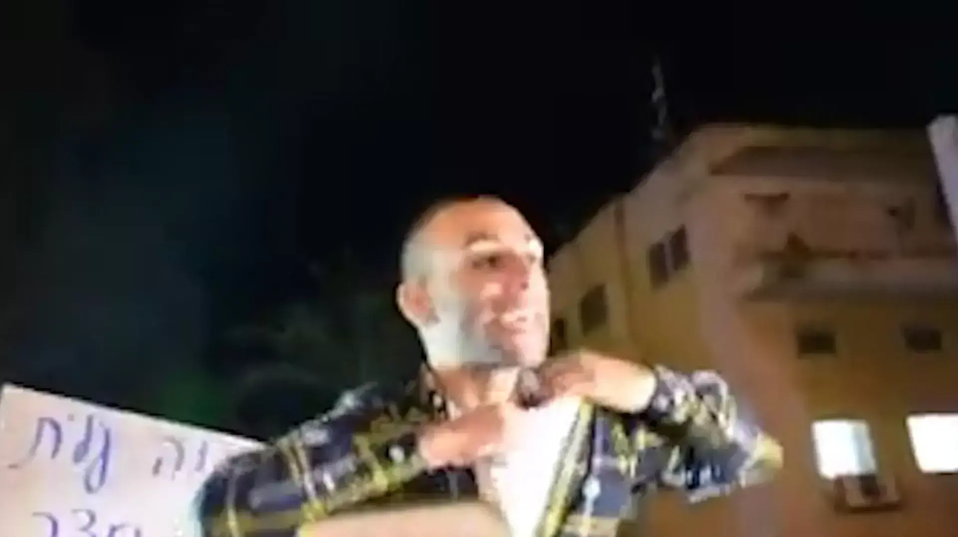 סערה בעפולה: תושב העיר שקרע את חולצתו מול ראש העיר: "אני באבל, זו גזענות נגד יהודים"