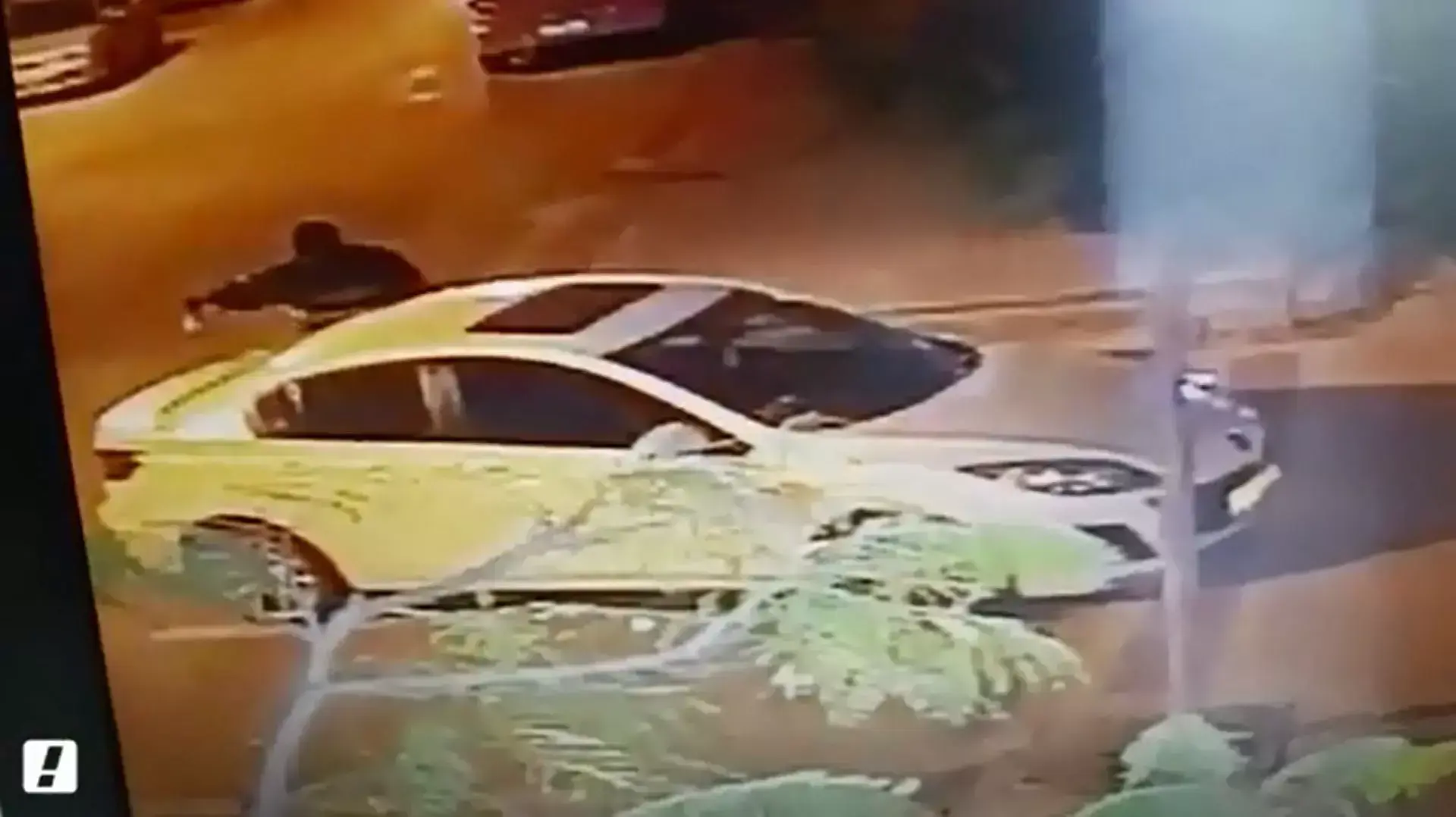 אלמונים הציתו מכונית ומשאית בחצר בית בחדרה אלמונים הציתו מכונית ומשאית בחצר בית בחדרה