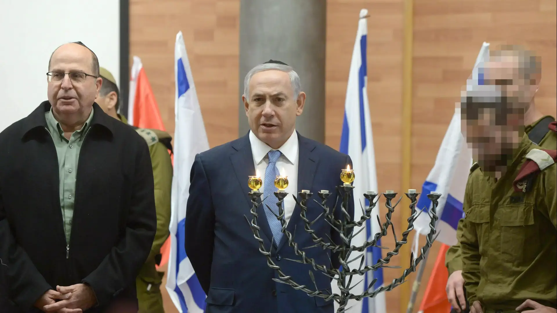 ראש הממשלה ושר הביטחון בהדלקת נרות חנוכה עם לוחמי יחידת דובדבן, 7 בדצמבר 2015 ראש הממשלה ושר הביטחון בהדלקת נרות חנוכה עם לוחמי יחידת דובדבן, 7 בדצמבר 2015