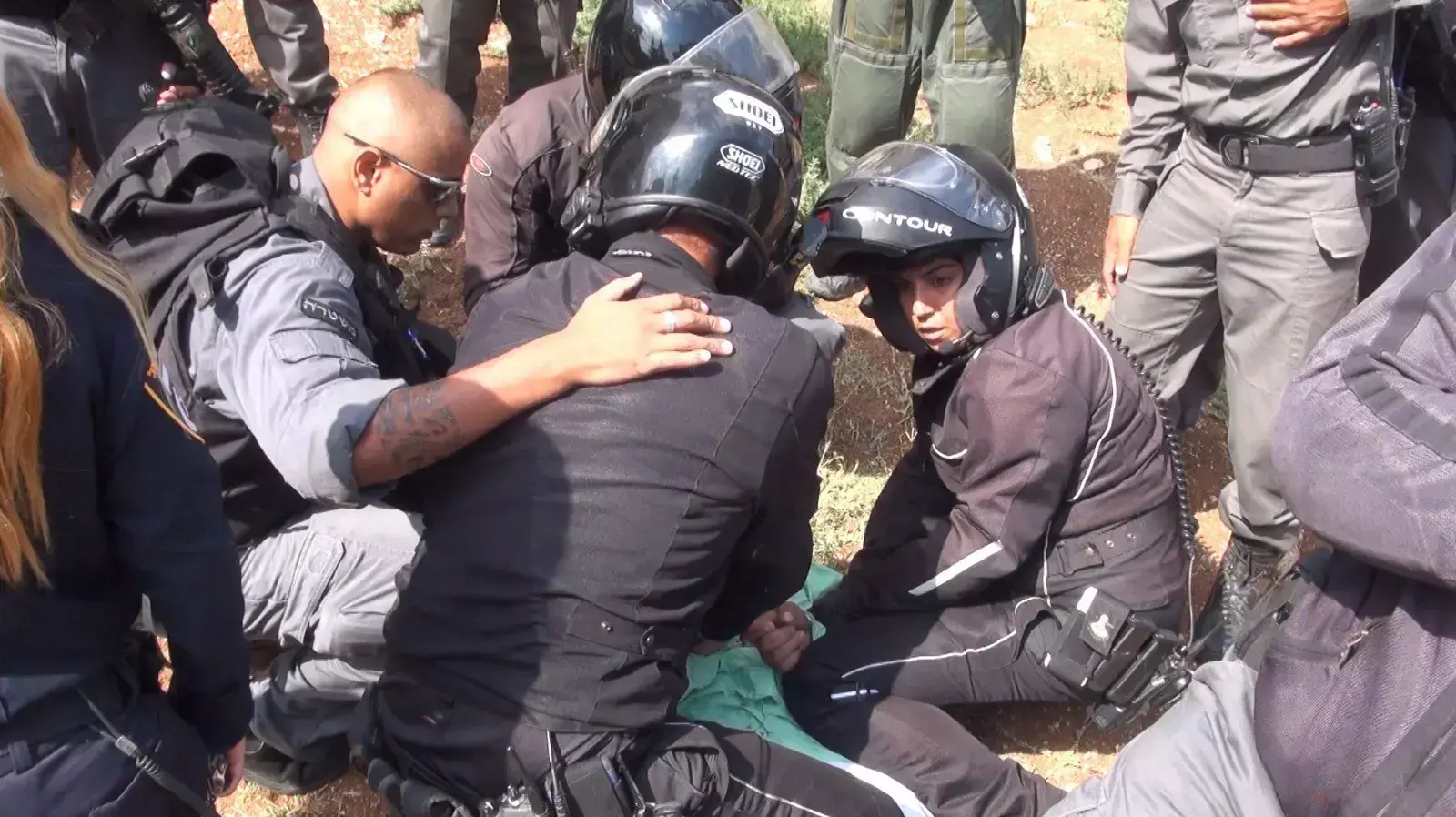 מיטל ארניאס משתלטת על מחבל, זירת פיגוע דקירה, אוקטובר 2015 מיטל ארניאס משתלטת על מחבל, זירת פיגוע דקירה, אוקטובר 2015