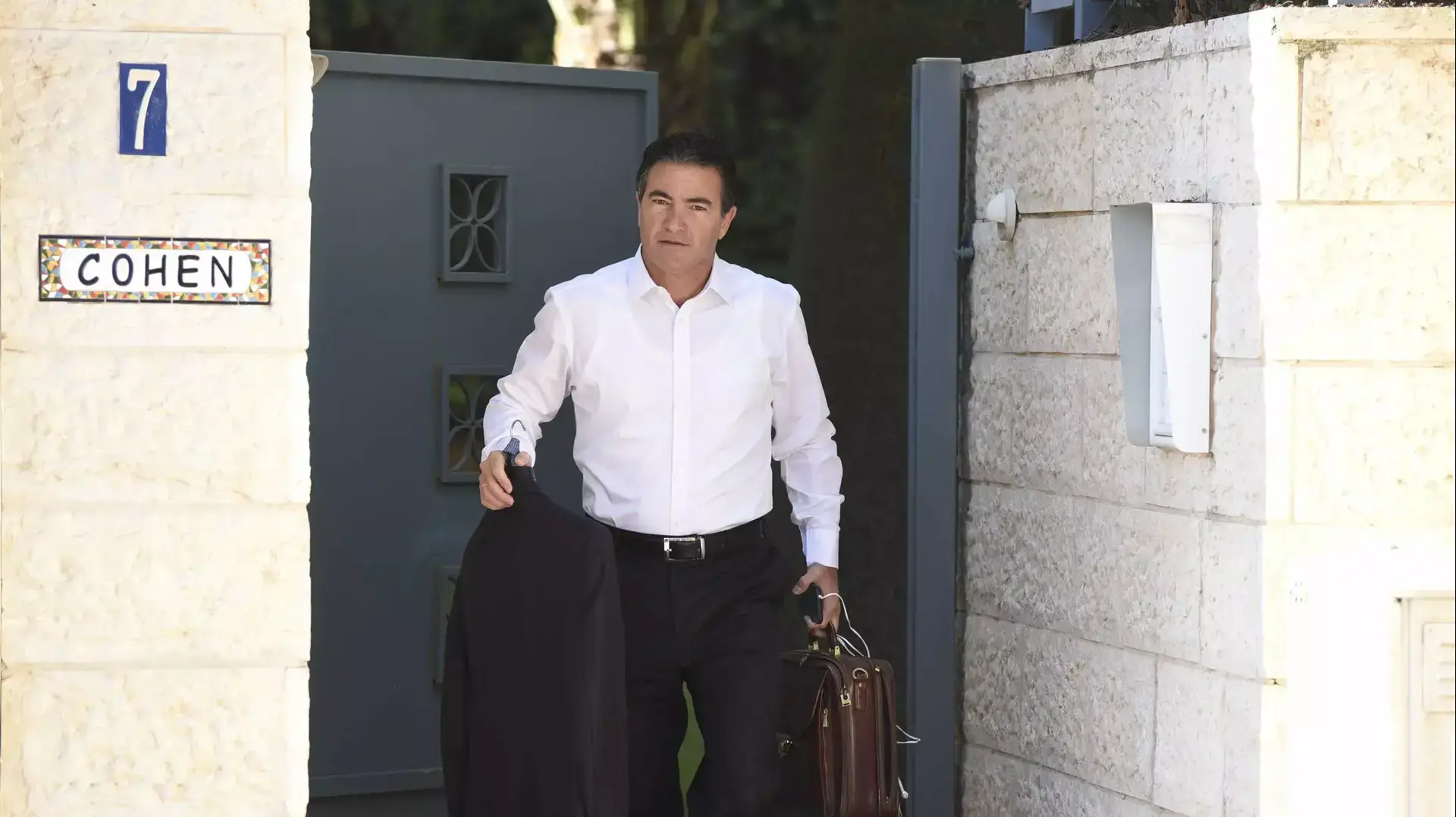 יוסי כהן ראש המוסד הנכנס מחוץ לביתו, מודיעין. דצמבר 08 2015 יוסי כהן ראש המוסד הנכנס מחוץ לביתו, מודיעין. דצמבר 08 2015