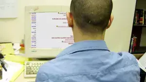אילוסטרציה ילד מול מסך מחשב משוטט בפורומים